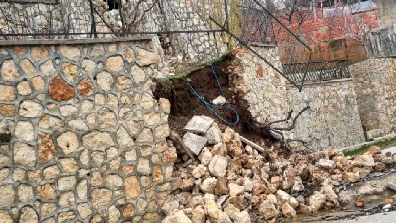 Mersin'de Toprak Kayması: Evler Zarar Gördü