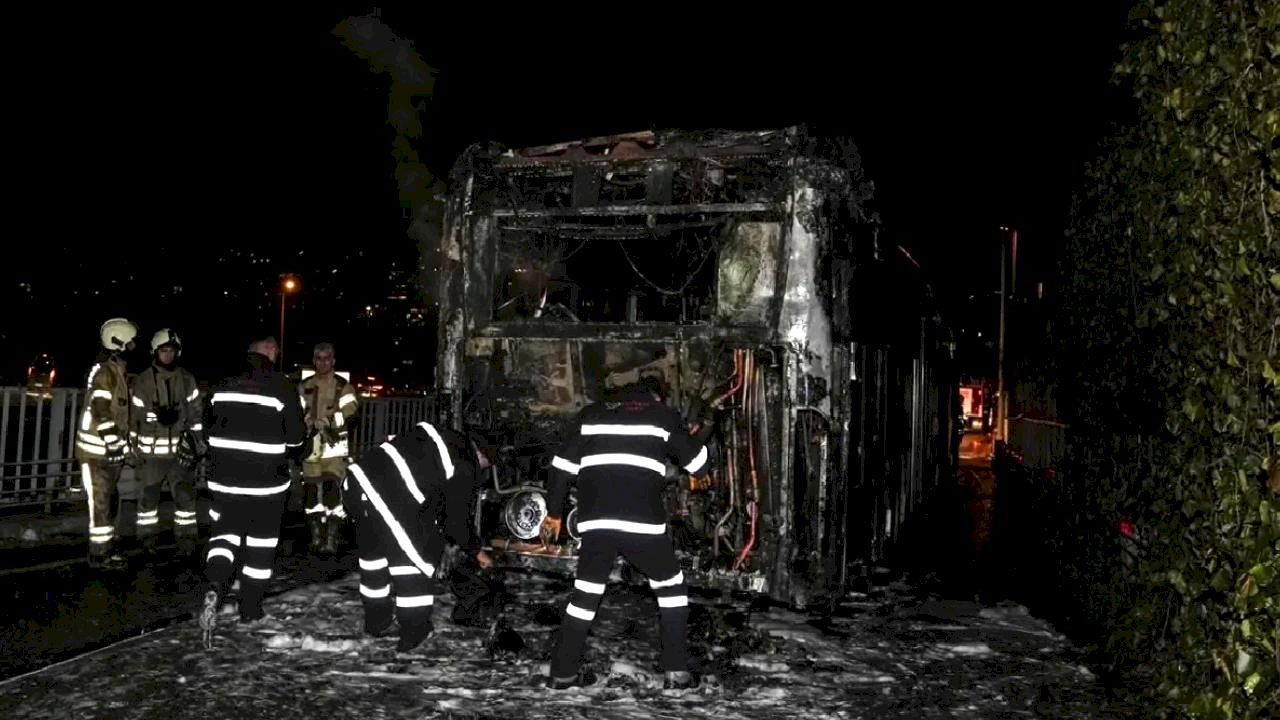 Metrobüste Yangın: Yolcular Tahliye Edildi