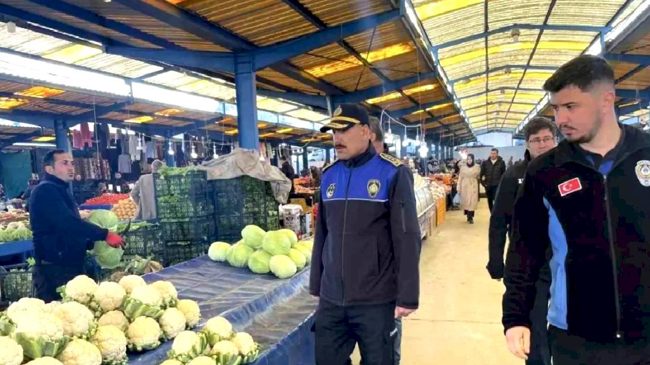 Meyve sebze pazarında fiyat etiketi denetimi