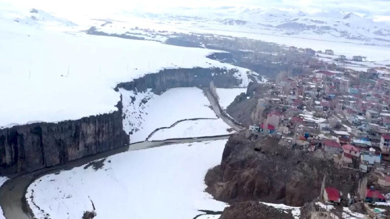 Murat Kanyonu'nda Bahar Beyazı