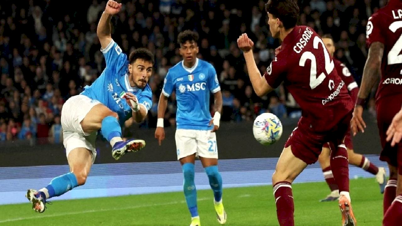 Napoli sahasında Torino'yu yendi