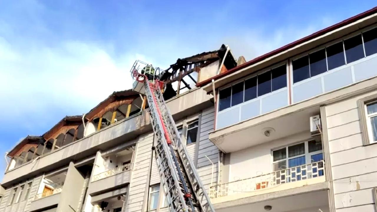 Niksar'da Çatı Katında Yangın