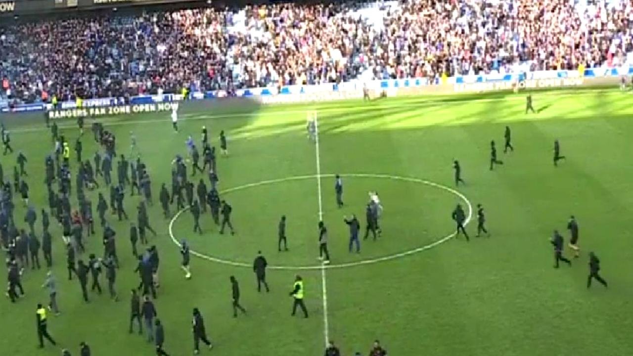 "Old Firm" derbisinde taraftarlar sahaya inince arbede çıktı!