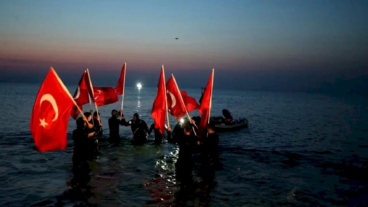 Profesyonel dalgıç, 18 Mart anısına Anzak Koyu'nda "dünya rekoru" kırdı
