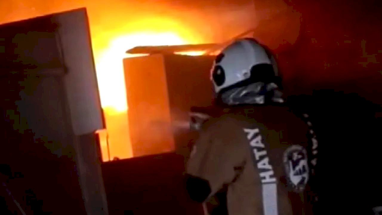 Reyhanlı'da iş yeri alevlere teslim oldu