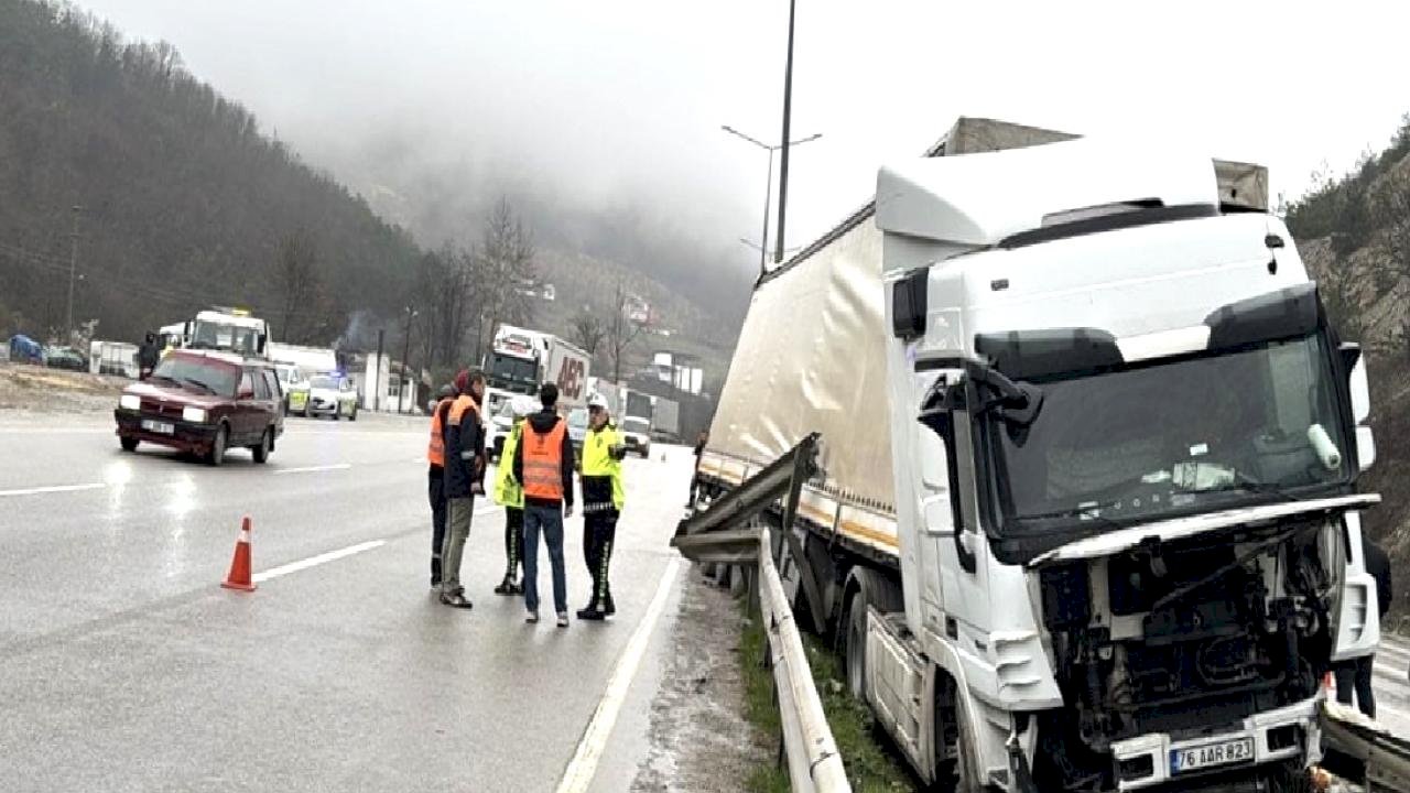 Samsun’da sürücüsüz hareket eden tır, refüje çıktı