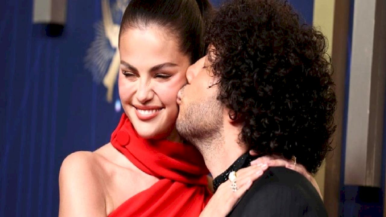 Selena Gomez tenkitlere yanıt verdi! Kocasının pis ayaklarını öptü