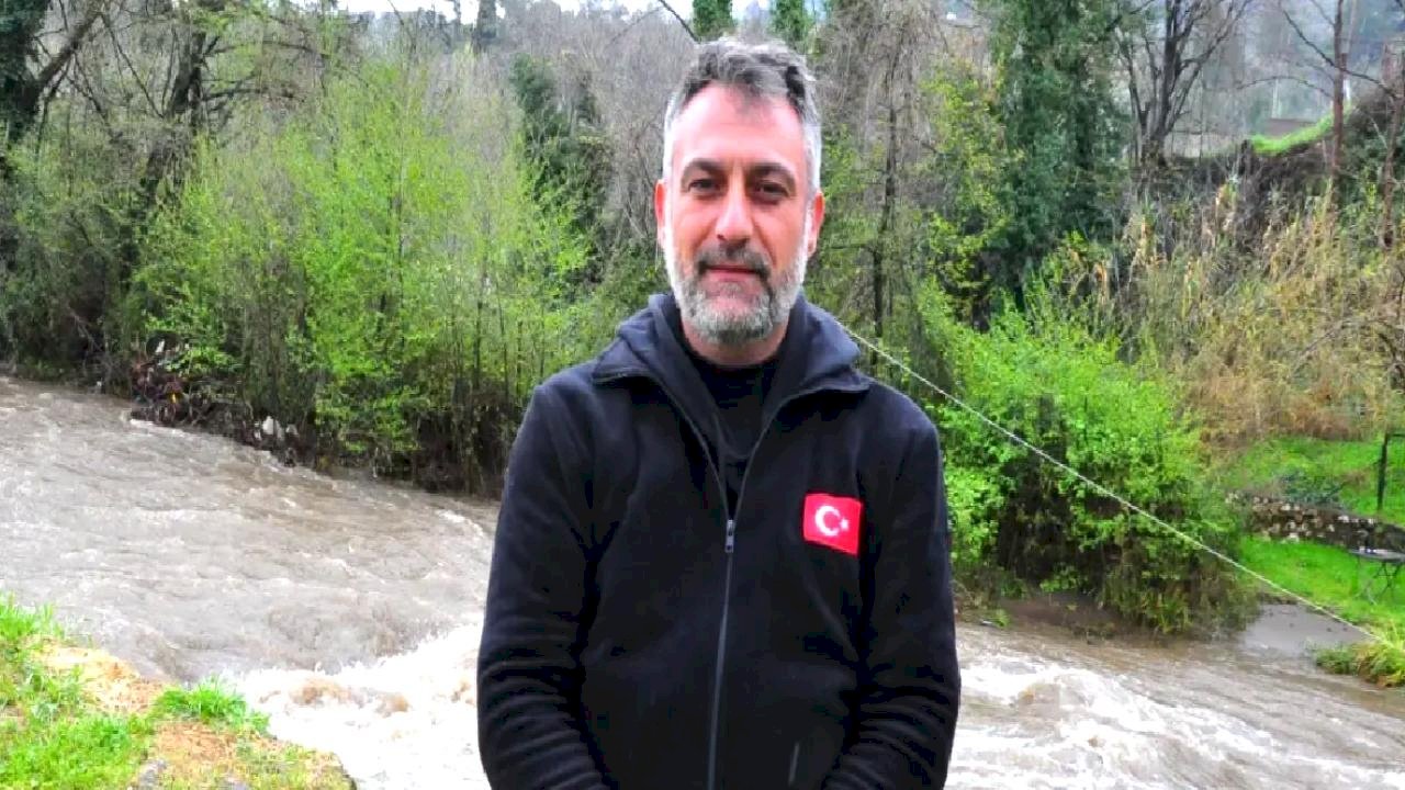 Sosyal medyada toplanan altın avcıları, yağışa rağmen İzmir'de derede altın aradı