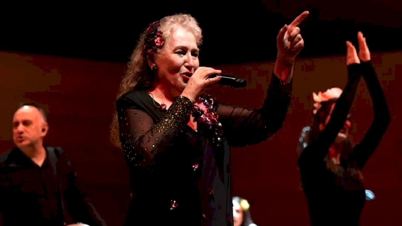 Suzan Kardeş Bahara Davet Konserinde Çaldı