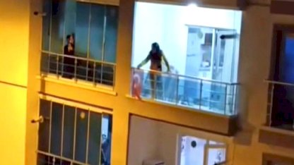 Ankara'da hudut krizi geçiren bayan balkondaki eşyaları yola fırlattı