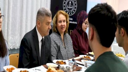 Artvin Valisi Ergün, lise öğrencileriyle iftarda buluştu