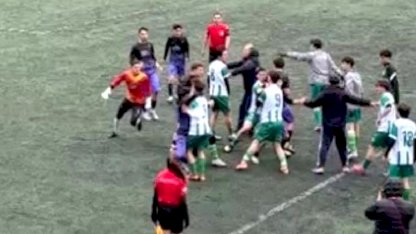 Artvin'de amatör maçta saha karıştı: Karşılaşma tatil edildi