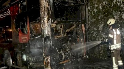 Beşiktaş'ta metrobüsün motor kısmı alev alev yandı; 60 yolcu tahliye edildi