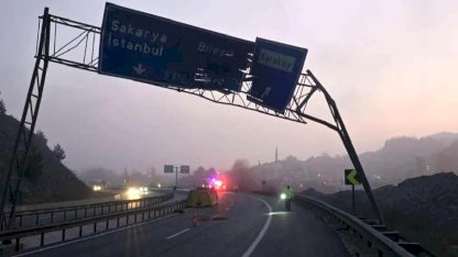 Bilecik Pazaryeri'nde trafikte dikkatsizlik! Açılan damper tabelayı devirdi