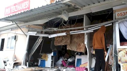 Defne'de Otomobil Prefabrik Dükkanlara Çarptı