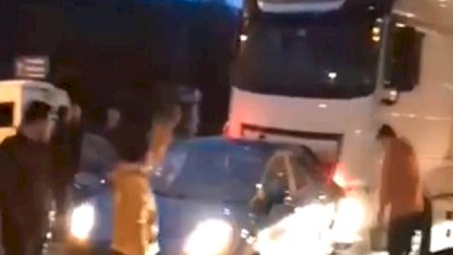 Düzce’de otomobile tır arkadan çarptı!