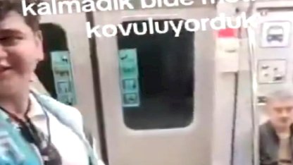 Elindeki oyuncak silahı, metrodaki insanlara doğrulttu