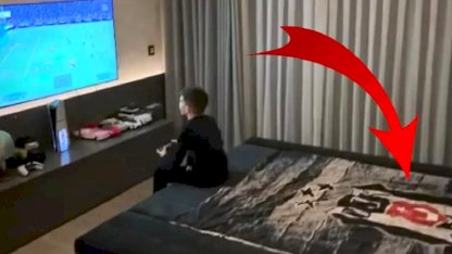 Fenerbahçe'nin eski yıldızı oğlunu oyun oynarken paylaştı! Yataktaki Beşiktaş detayı bomba
