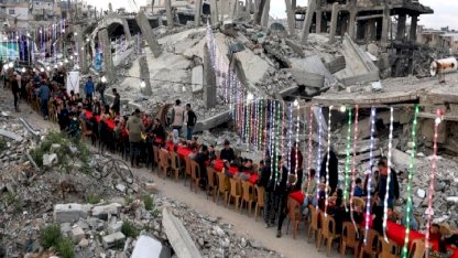 Gazze'de yıkıntıların arasında iftar