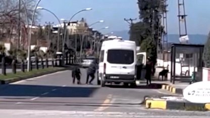 Hatay'da durak görevlisinin minibüs şoförünü darbettiği anlar kameraya yansıdı