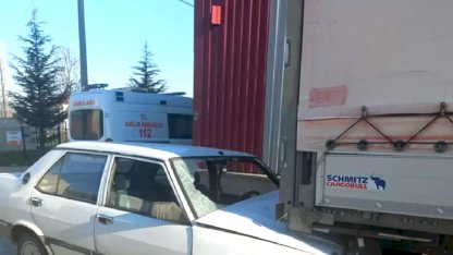 İnegöl'de Park Halindeki Tıra Çarpan Sürücü Yaralandı