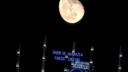 İstanbul’da Çamlıca Cami ile 'Küçülen Şişkin Ay'' aynı karede