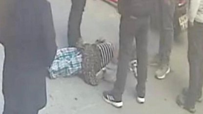 İstanbul'da geri manevra yapan minibüsün altında kalan yaşlı kadın ağır yaralandı