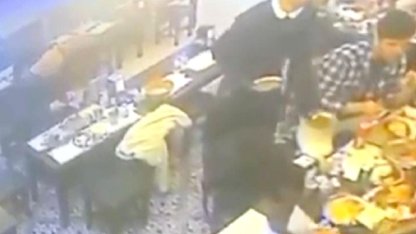 İstanbul'da ocakbaşında 'böcekli yemek' kabusu: Müşterinin dudağını ısırdı