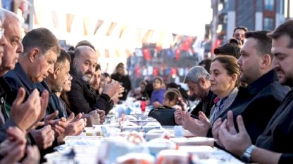 İzmir Çamdibi’nde binlerce kişilik iftar sofrası 