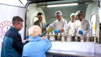 İzmir'de Öğrencilerden İftar İkramı