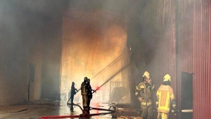 İzmir’de sanayi bölgesinde yangın: Atölye ve depolar alevlere teslim oldu