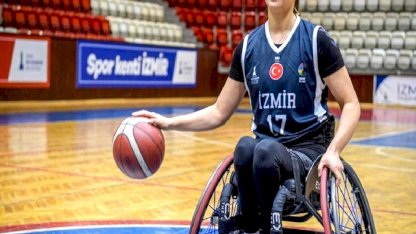 İzmirli sporcu tekerlekli sandalyeyle parkelere döndü