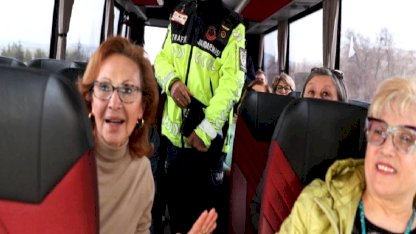 Jandarma sürücülere kuralları hatırlattı, şeker ve kolonya ikram etti