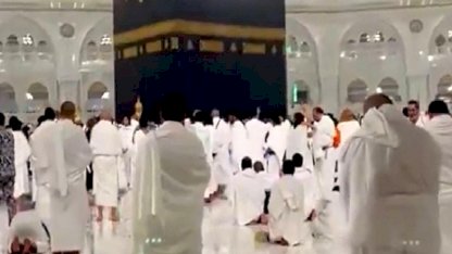 Kabe'de, Ramazan'ın son günü yağmur altında dua ediliyor