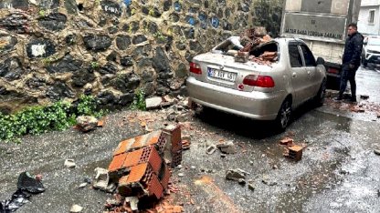 Kağıthane’de yıkılan bahçe duvarı, aracın üzerine devrildi