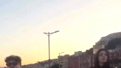 Kız arkadaşına tasma takıp gezdirdi