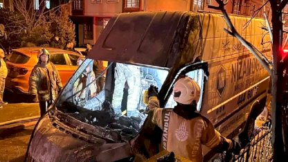 Maltepe'de Park Halindeki Araçlar Yandı