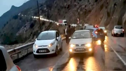 Mersin'de Heyelan Kara Yolunu Kapadı