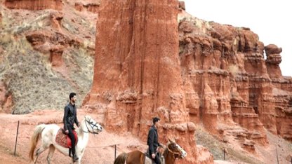 Narman Peribacaları’nda atlı safari deneyimi: Kızıl vadiler doğaseverleri ağırlıyor