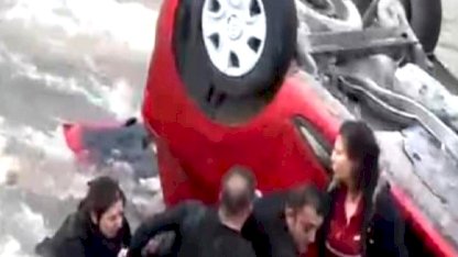 Otomobil, nehre uçtu; anne ile kızı yaralı