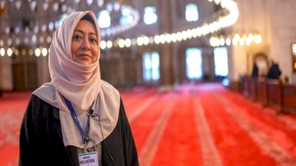 Perulu Amira, İstanbul’da turistlere İslam’ı anlatıyor