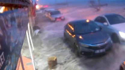 Samandağ'da Fırtına Dalgaları Yola Taşdı