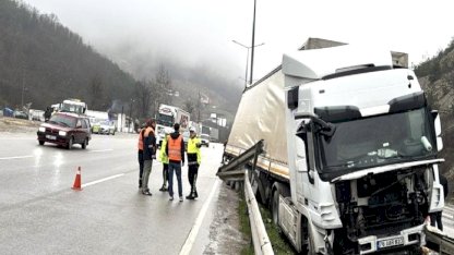 Samsun’da sürücüsüz hareket eden tır, refüje çıktı