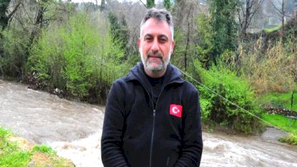 Sosyal medyada toplanan altın avcıları, yağışa rağmen İzmir'de derede altın aradı