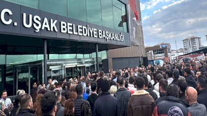 Uşak Belediyesi'ne yönelik operasyon: CHP'liler belediye önünde nöbet tutuyor
