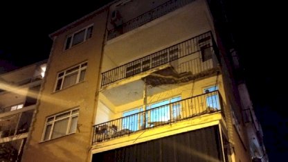 Üsküdar’da 4 katlı binanın balkonunda kısmi çökme