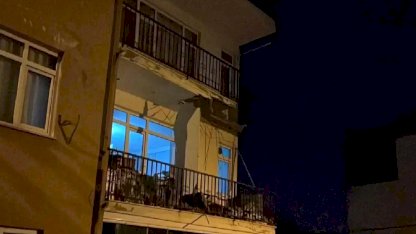 Üsküdar'da Balkon Çöktü, Bina Tahliye Edildi