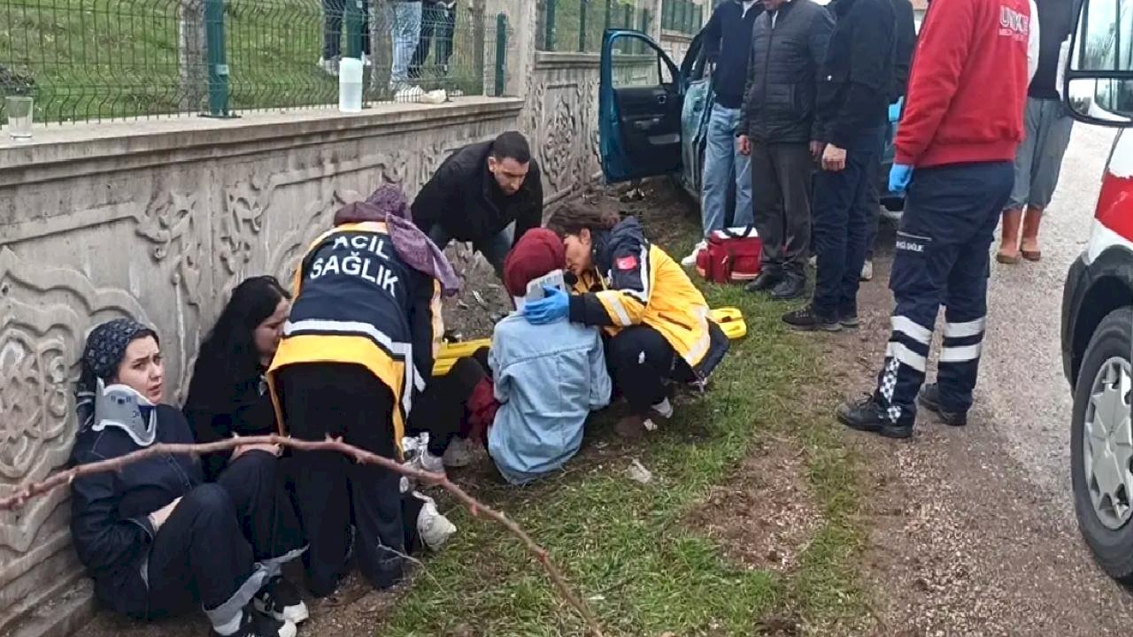 Tokat'ta Elektrik Direğine Çarpan Araçta 4 Yaralı