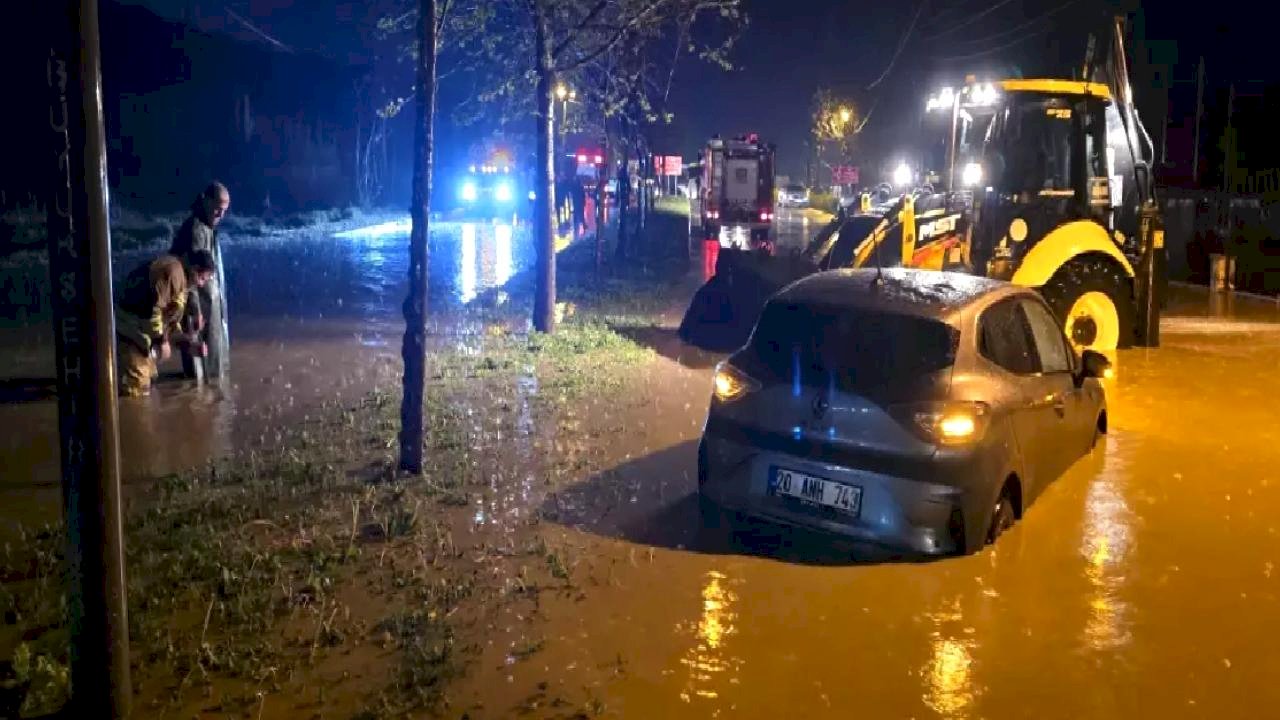 Turgutlu'da Sağanak, Trafiği Felç Etti