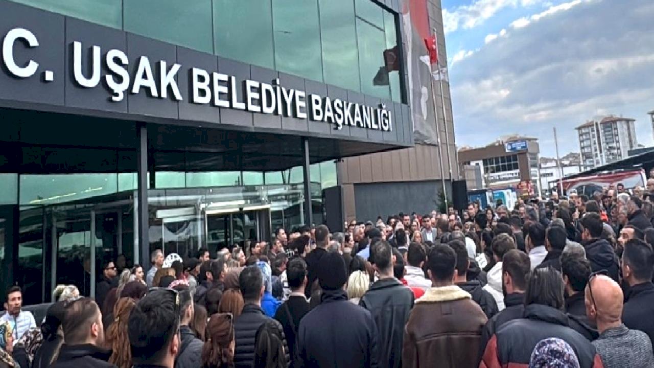 Uşak Belediyesi'ne yönelik operasyon: CHP'liler belediye önünde nöbet tutuyor